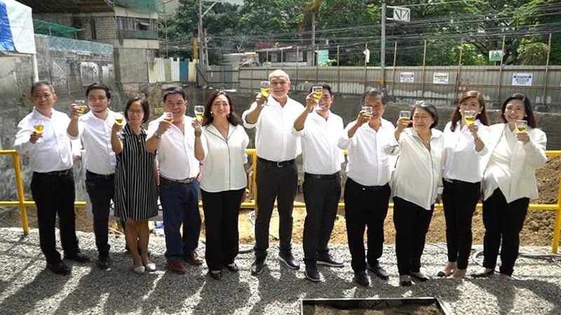 In attendance during The Suites at Gorordo’s first pouring ceremony in 2019 were (from left): Daniel Wee (Ascott Philippines country GM/VP Strategic Projects Ascott Int’l Mgmt.); Arch. Jesi Alec Siaoling (JSLA); Christine Tan (homeowner, BSP Cebu deputy director); Engr. Butch Torres (Asec); Arch. Isabel Asuncion Berenguer (ABI); Arch. Juan Serina Jr. (H1 Architecture); Arch. Raymund Hernandez (H1 Architecture); Francisco and Lina Ong (founders, Worldwide Steel Group); Ann Leslie Ngo (Group CEO, Worldwide Steel Group); and Sharon Ong (Worldwide Central Business president).